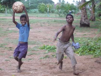 Upendra a Pravin pi fotbale