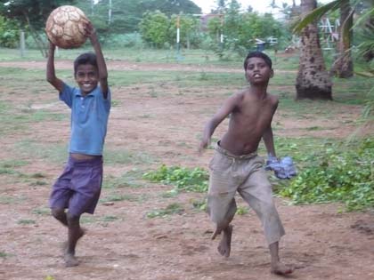 Upendra a Pravin při fotbale