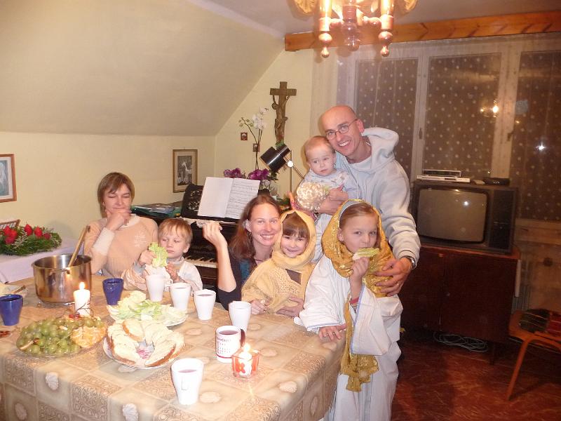 P1030192.JPG - teta Zdiša ve valašském kroji a cérečky s Vojtů zabaleni jakoby do indického nás uvítali chlebem, solí, hostinou zpívaje speciálně složenou píseň k této události:-)