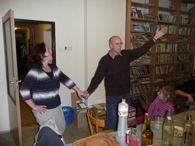 P1030212.JPG - na faře jsme se sešli ve veselé náladě, tanče valašské točené