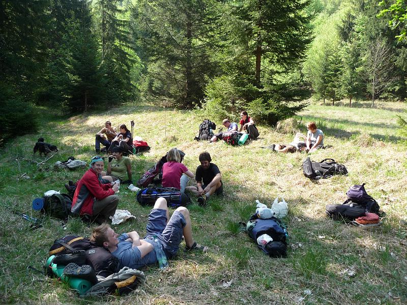 P1040758.JPG - první svačinka u pěkného potůčku