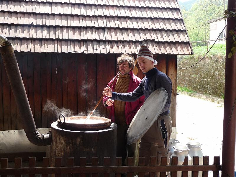 P1040869.JPG - míchání žinčice ve výrobně sýrů u ovčína v Košeckém rovném