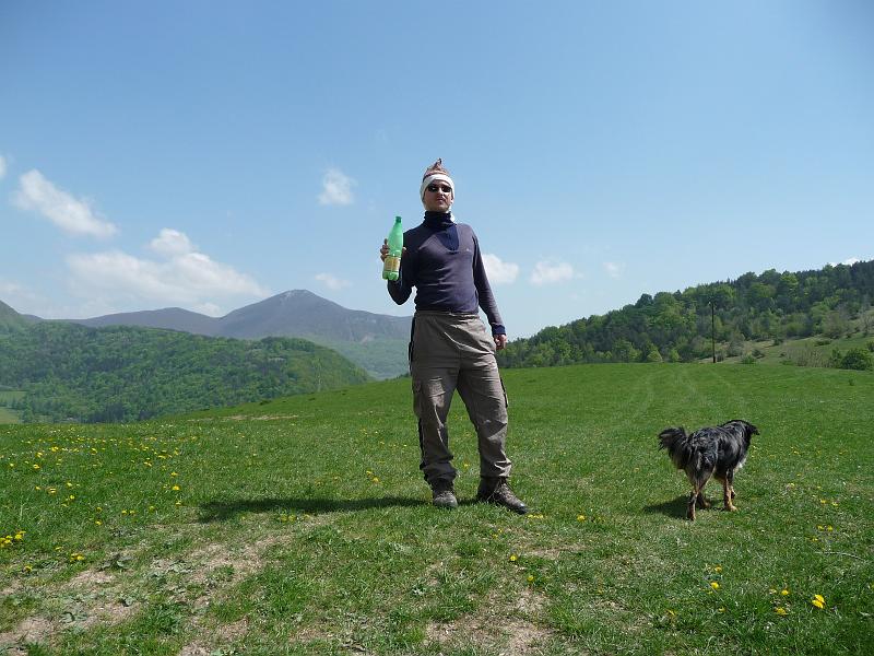 P1040881.JPG - žinčica v sedle výborně osvěžila, za Jarkem vrchol Strážova