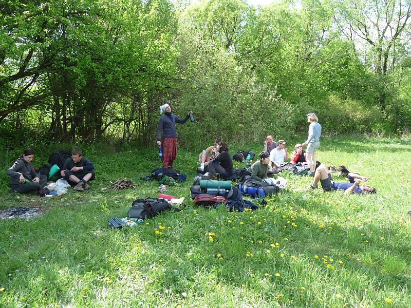 P1040885.JPG - oběd u potoka, tentokrát ovčí sýry s vínem