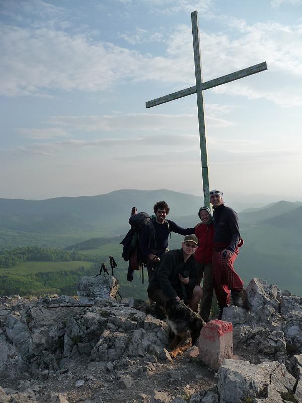 P1040909.JPG - vrchol Vápeče s křížem dobyla pouze nejútočnější skupina